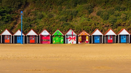 圣诞主题的海滩小屋，英国伯恩茅斯 (© Allouphoto/Alamy)