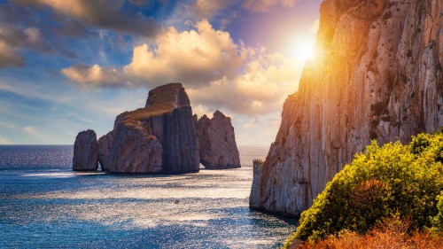 马苏阿的甜面包海蚀柱，撒丁岛，意大利 (© DaLiu/Getty Images)