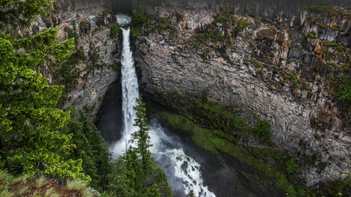 罕肯瀑布,威尔斯格雷省立公园, 加拿大不列颠哥伦比亚省 (© Laurens Verhoeven/Getty Images)