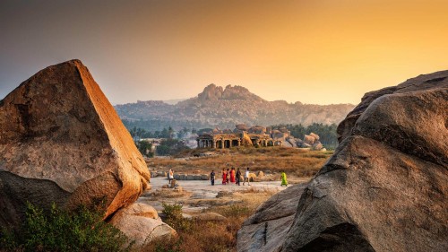 赫马库塔山上的神庙，汉皮，卡纳塔克邦，印度 (© Images of india/Alamy Stock Photo)